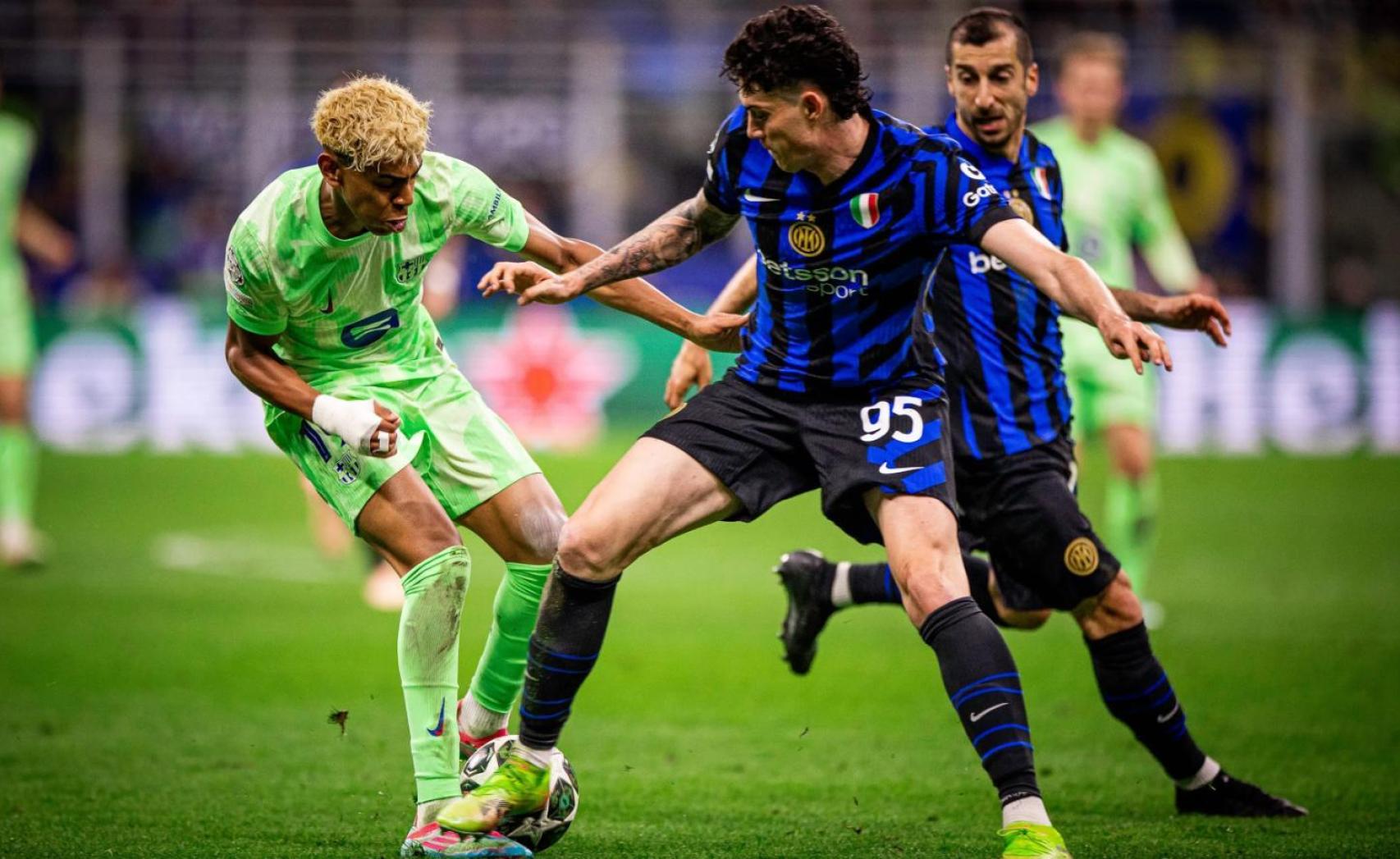 Lamine Yamal encara a Alessandro Bastoni en el Inter-Barça
