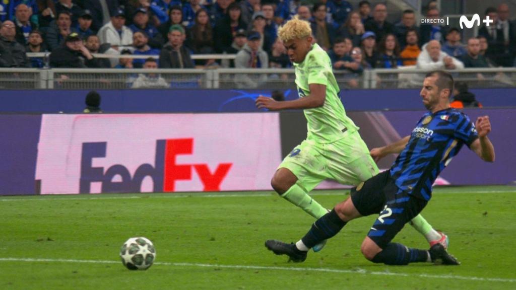 El primer contacto de Henrikh Mkhitaryan que termina derribando a Lamine Yamal dentro del área en el Inter-Barça