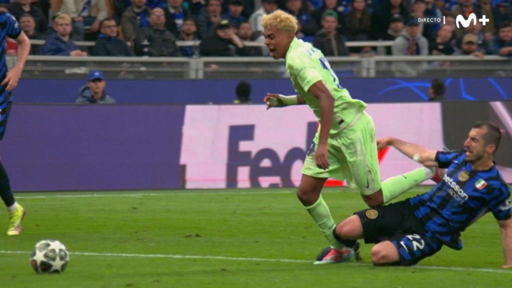 La entrada de Henrikh Mkhitaryan que derriba a Lamine Yamal dentro del área en el Inter-Barça