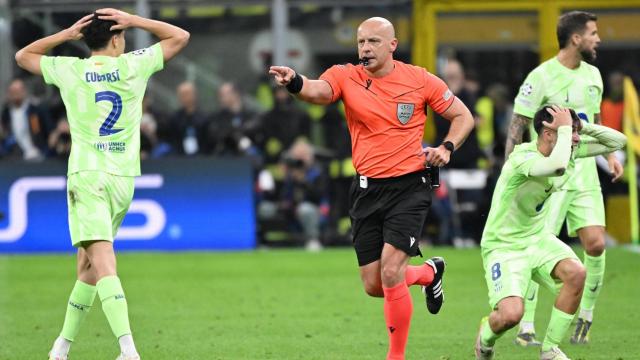 Szymon Marciniak anula el penalti sobre Lamine Yamal en el Inter-Barça y los jugadores azulgranas se llevan las manos a la cabeza