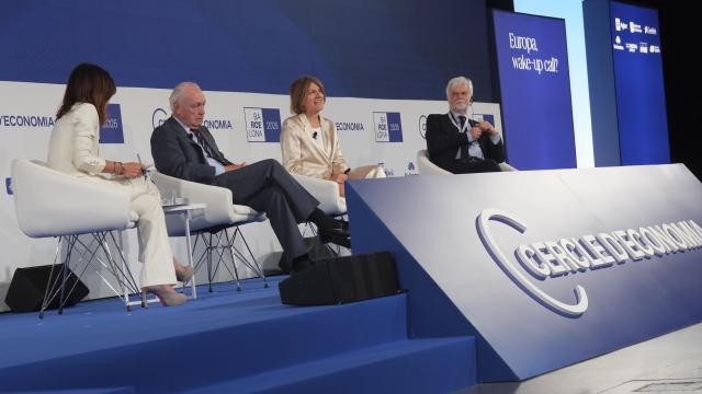 De izquierda a derecha:  Carmina Ganyet, vocal de la Junta del Cercle d’Economia; Nemesio Fernández-Cuesta, exsecretario de Estado de Energía (1996-1999) y copresidente del Grupo de Transición Energética de Alantra; Helena Viñes, presidenta de la Plataforma de la UE sobre Finanzas Sostenibles y consejera de la CNMV; Jim Skea, presidente del IPCC de las Naciones Unidas