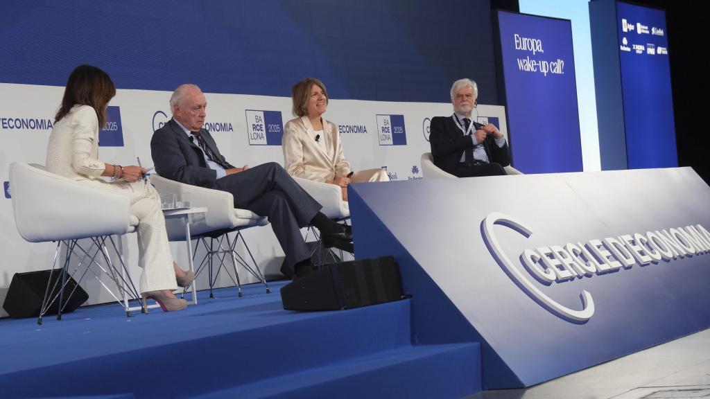 De izquierda a derecha:  Carmina Ganyet, vocal de la Junta del Cercle d’Economia; Nemesio Fernández-Cuesta, exsecretario de Estado de Energía (1996-1999) y copresidente del Grupo de Transición Energética de Alantra; Helena Viñes, presidenta de la Plataforma de la UE sobre Finanzas Sostenibles y consejera de la CNMV; Jim Skea, presidente del IPCC de las Naciones Unidas