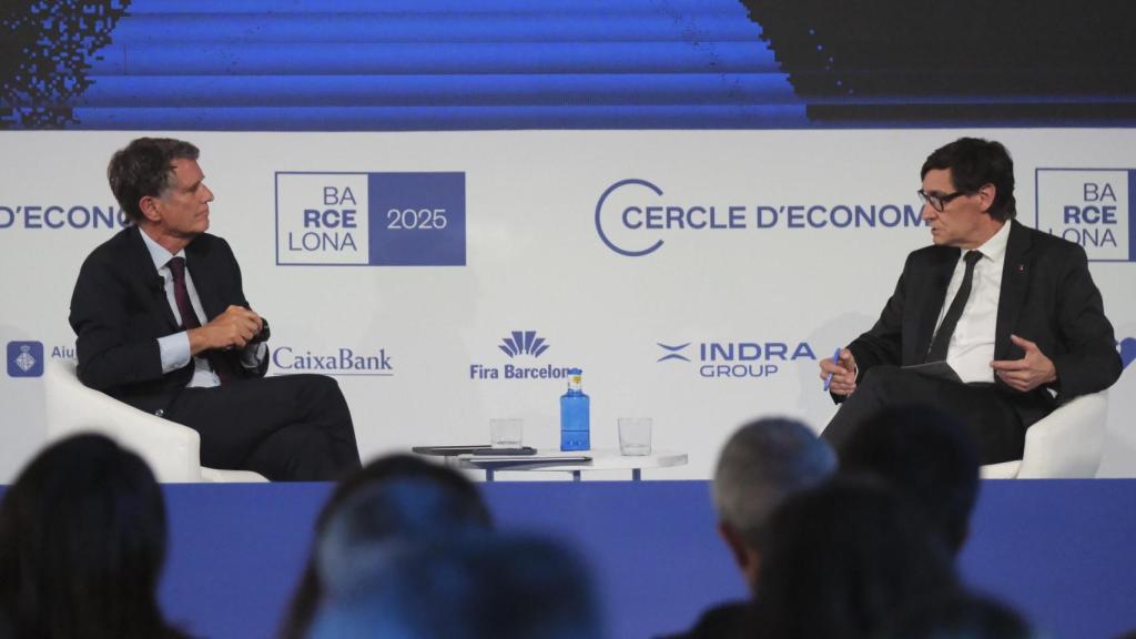 Jaume Guardiola, presidente del Cercle d'Economia, dialoga con Salvador Illa, presidente de la Generalitat, durante la clausura de la 40ª Reunión Anual en el Palau de Congressos