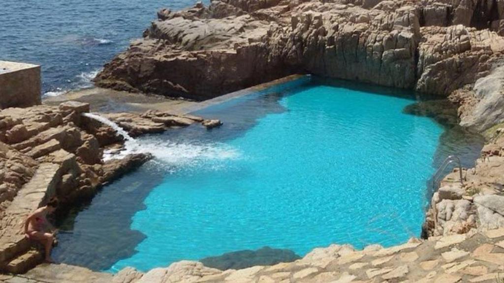 La piscina secreta de la Costa Brava: a tocar del mar y rodeada de un hermoso paisaje