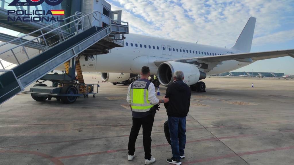 Imagen de un agente de la Policía Nacional junto a un detenido en un aeropuerto
