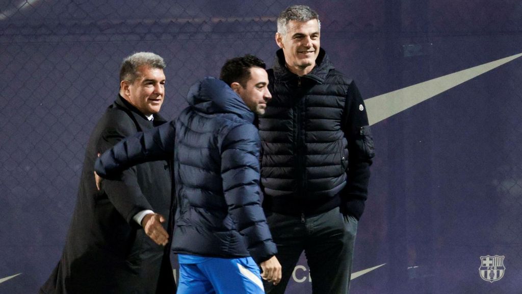 Joan Laporta, Xavi Hernández i Enric Masip, en un entrenament del Barça
