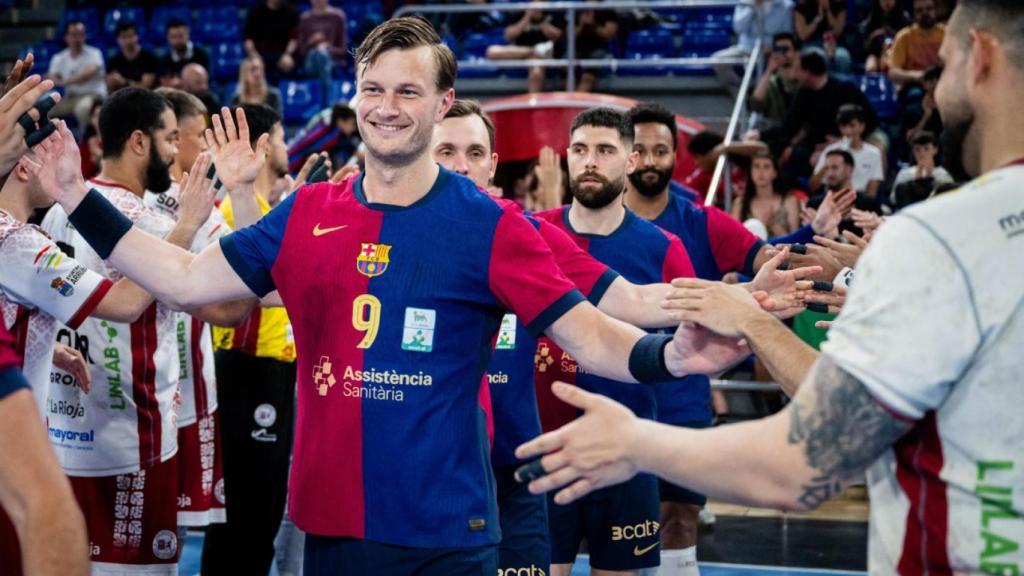 Los jugadores del Barça de balonmano reciben el pasillo de campeones en el Palau Blaugrana