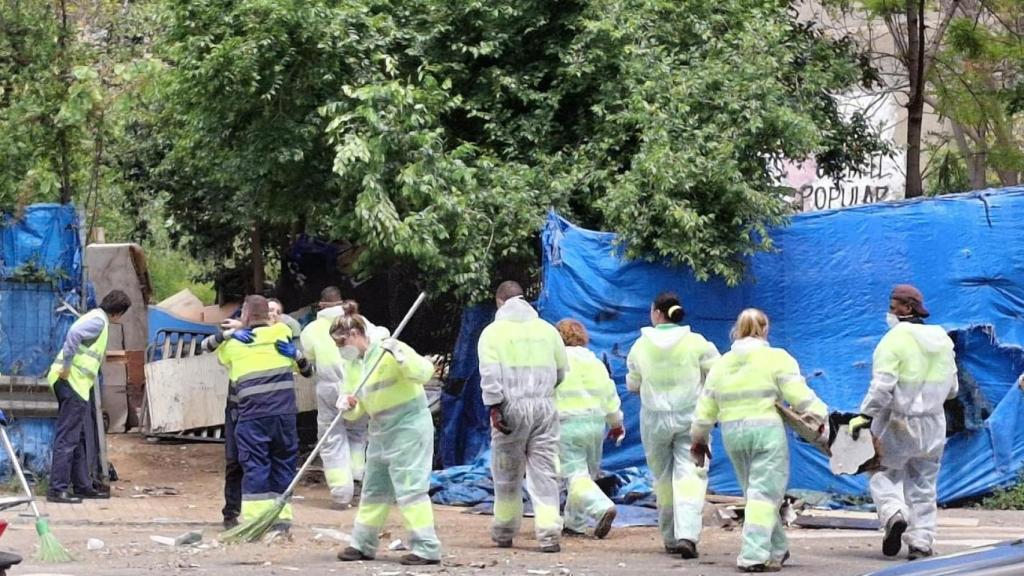 Operarios trabajan en la limpieza del solar