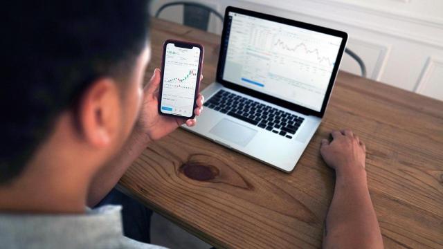 Inversor comprueba movimientos en su móvil