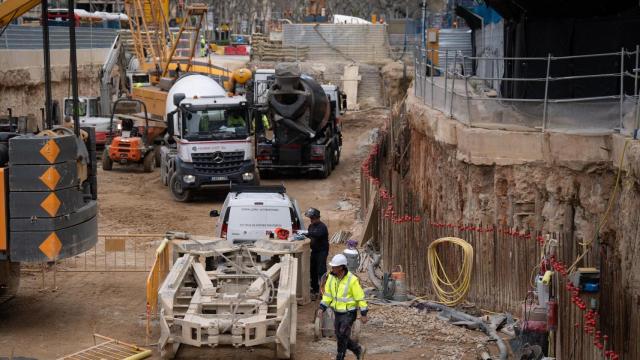 Varios operarios trabajan en obras