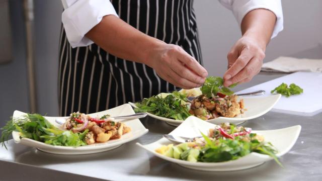Cocinero preparando platos