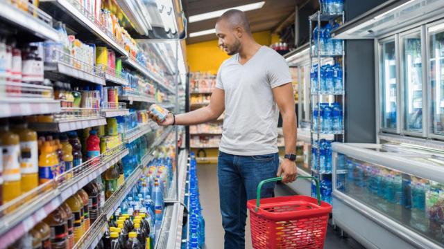 Hombre en un supermercado