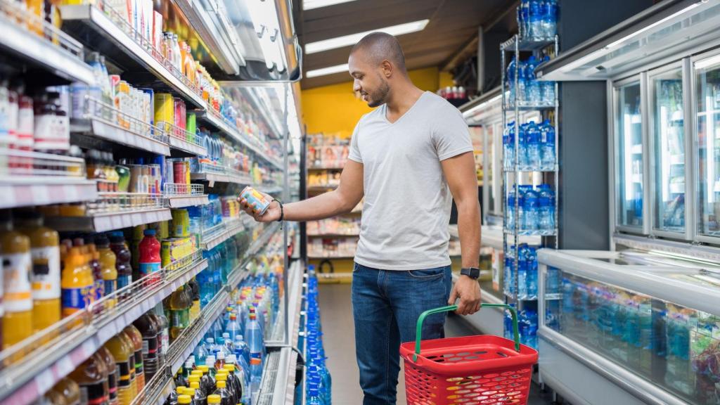 Hombre en un supermercado