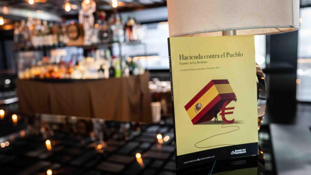 A primer plano, el informe 'Hacienda contra el Pueblo. España y la Ley Beckham', elaborado por Robert Amsterdam y Christopher Wales