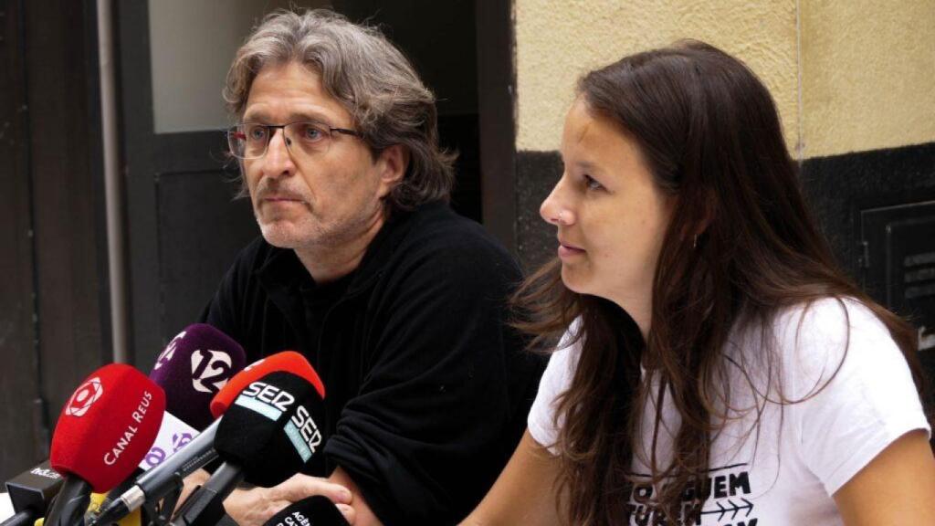 El presidente del GEPEC-EdC, Xavier Jiménez, y la portavoz de la Plataforma Aturem Hard Rock, Anna Recasens, en una rueda de prensa, en Tarragona.