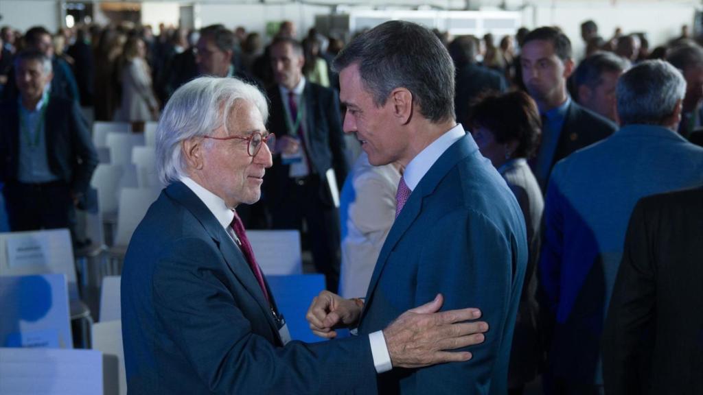 Josep Sánchez Llibre, presidente de Foment, se saluda con Pedro Sánchez, presidente del Gobierno, en la Reunión del Cercle d'Economia