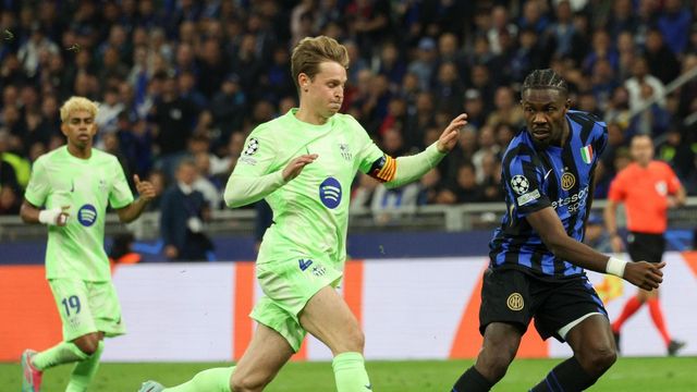 Frenkie de Jong intenta cubrir a Thuram en el Inter-Barça