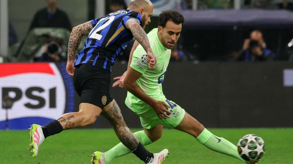 Éric García se enfrenta a Dimarco en el Inter-Barça