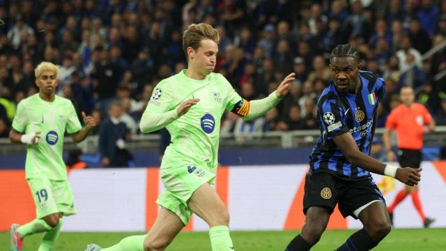 Frenkie de Jong intenta cubrir a Thuram en el Inter-Barça
