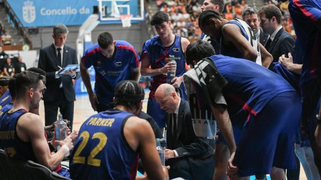Joan Peñarroya da indicaciones a sus jugadores durante el Leyma Coruña-Barça de basket