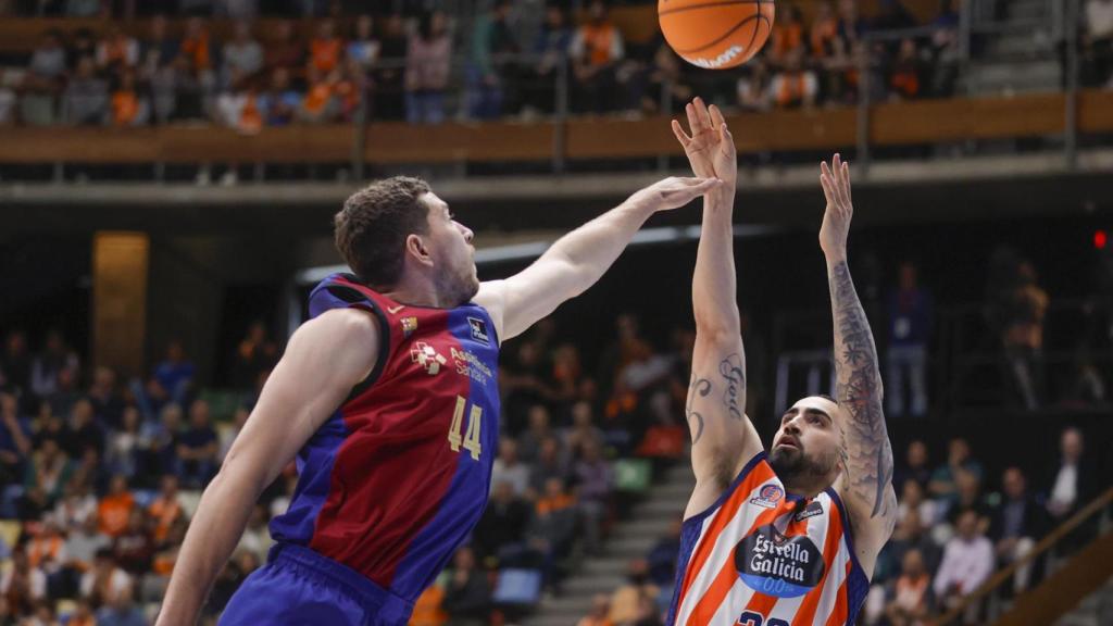 Joel Parra intenta tapor un lanzamiento del Leyma Coruña