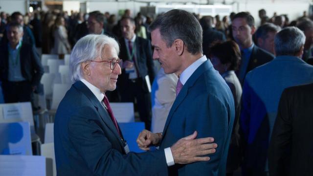 Josep Sánchez Llibre, presidente de Foment, se saluda con Pedro Sánchez, presidente del Gobierno, en la Reunión del Cercle d'Economia