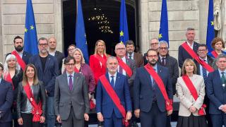 Salvador Illa, Jaume Collboni, Meritxell Budó y otras autoridades frente al Ayuntamiento de Barcelona