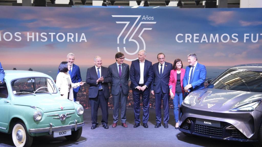 El presidente de la Generalitat, Salvador Illa; el alcalde de Barcelona, Jaume Collboni; el ministro de Industria, Jordi Hereu; el presidente del Parlament, Josep Rull; y el conseller de Empresa, Miquel Sàmper