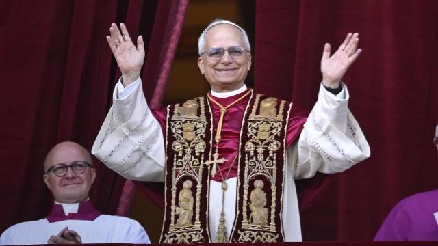 Papa León XIV comparece ante sus fieles en el balcón de la Basílica de San Pedro en El Vaticano