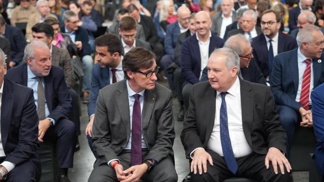 Imagen de Salvador Illa y Jordi Hereu en el Automobile 2025