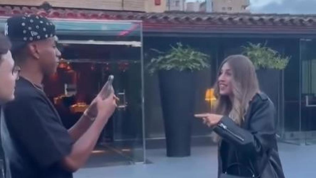 Un grupo de francesas pide a Lamine Yamal que les haga una foto sin reconocerlo