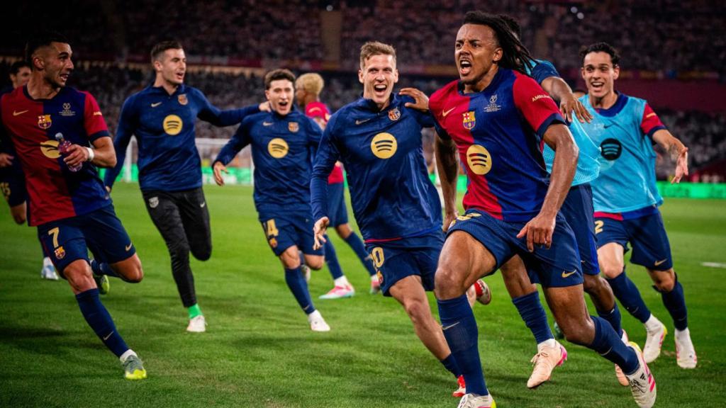Los jugadores del Barça persiguen a Jules Koundé eufóricos, tras marcar el gol de la victoria en el clásico de la Copa del Rey