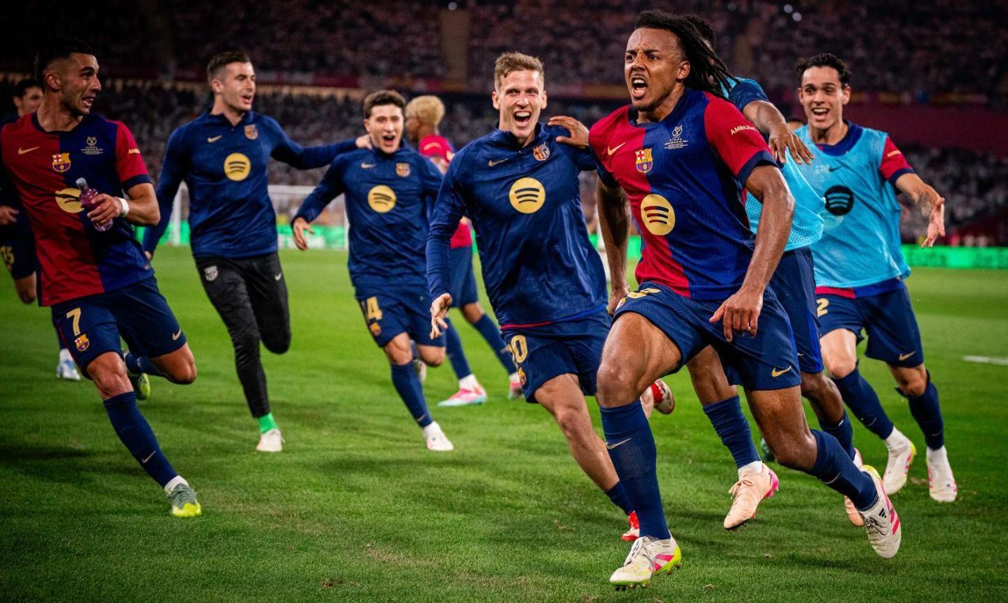 Els jugadors del Barça persegueixen Jules Koundé eufòrics, després de marcar el gol de la victòria al clàssic de la Copa del Rei