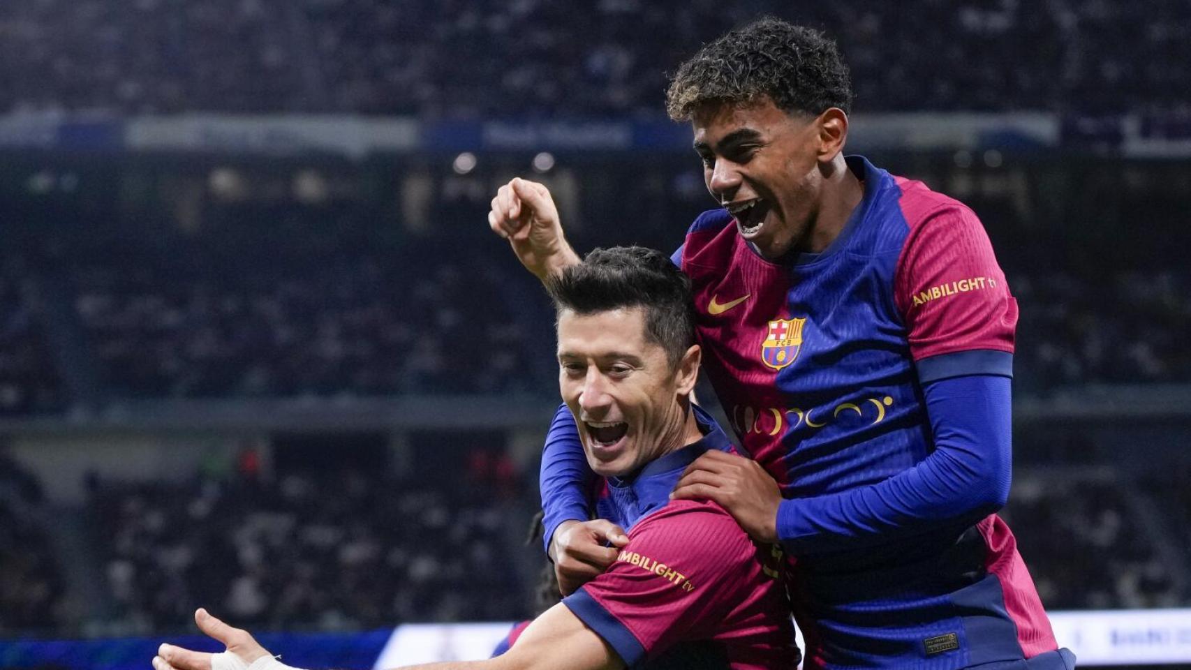Lewandowski y Lamine celebran un gol del Barça en el Bernabéu