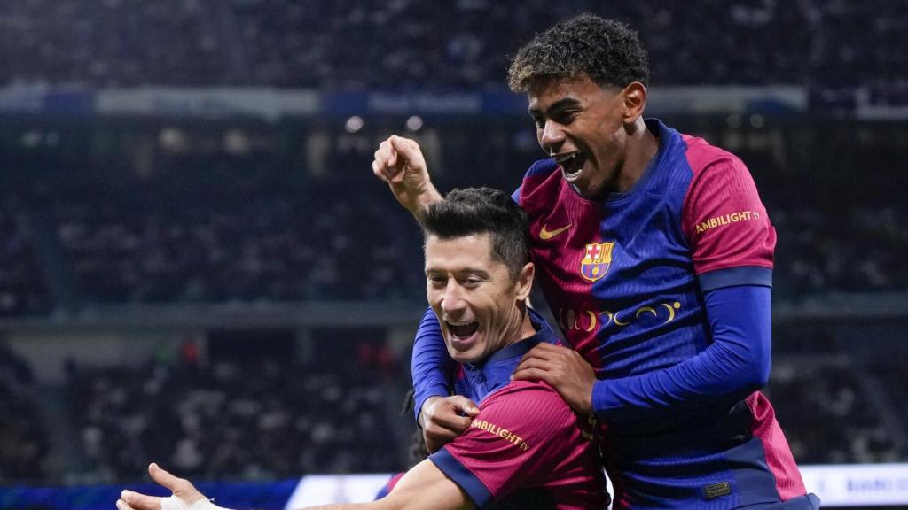 Lewandowski y Lamine celebran un gol del Barça en el Bernabéu