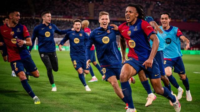 Los jugadores del Barça persiguen a Jules Koundé eufóricos, tras marcar el gol de la victoria en el clásico de la Copa del Rey