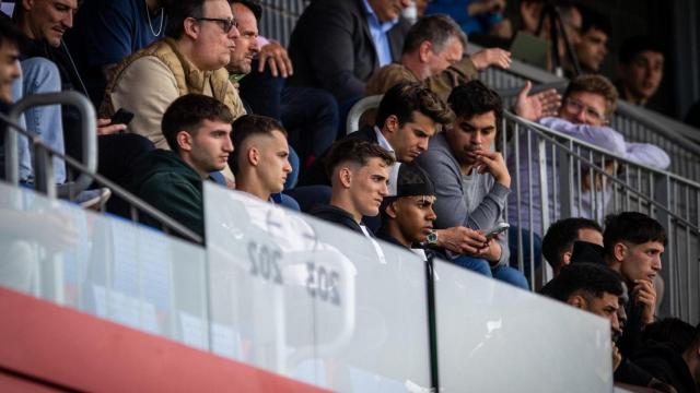 Marc Casadó, Gavi y Lamine Yamal miran el Barça B-Andorra