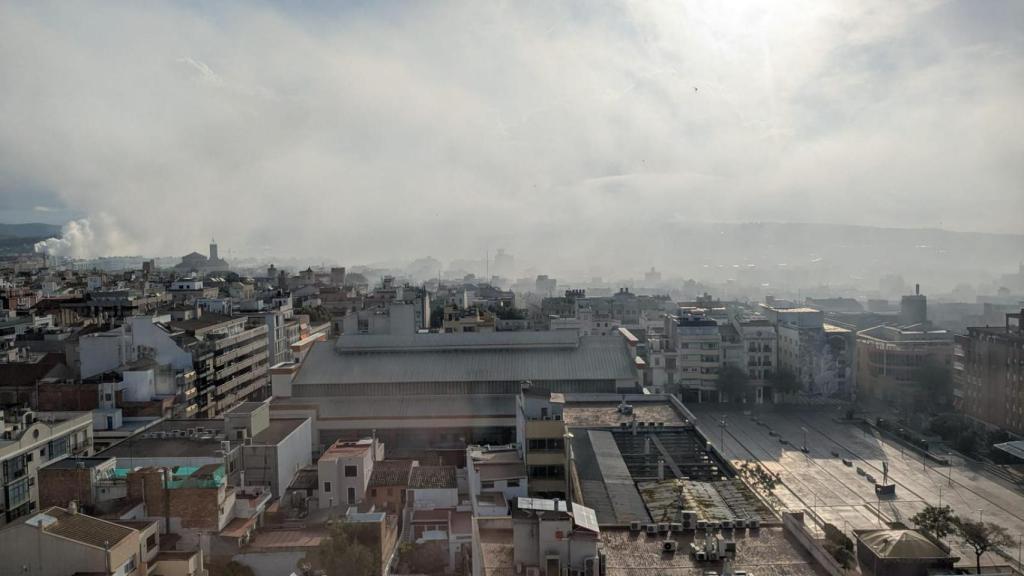 Vilanova i la Geltrú, engullida por el humo del incendio de una fábrica de productos químicos de limpieza para piscinas