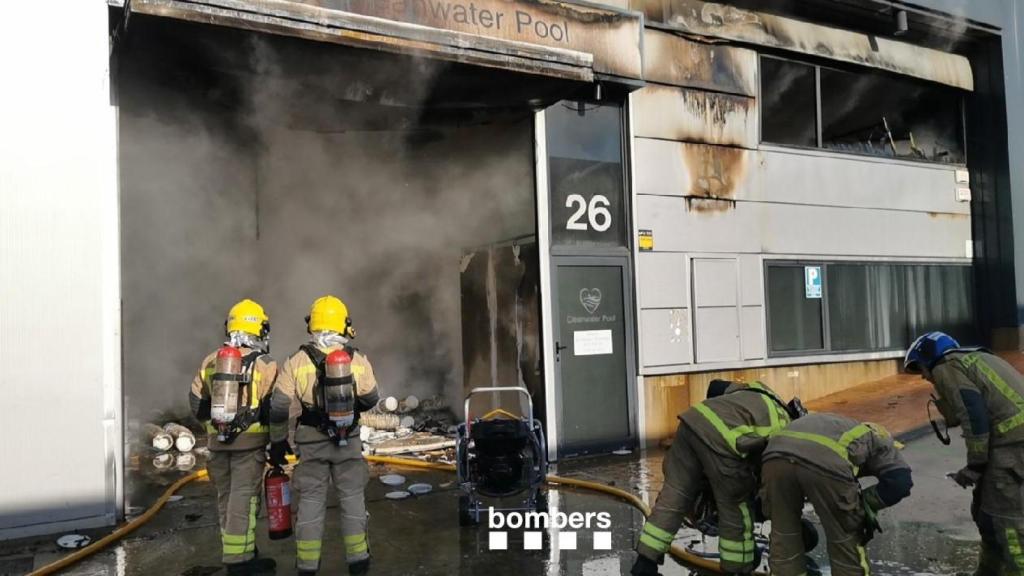 Bombers de la Generalitat trabajan en el incendio en una nave industrial de la empresa Clim Waterpool en Vilanova i la Geltrú