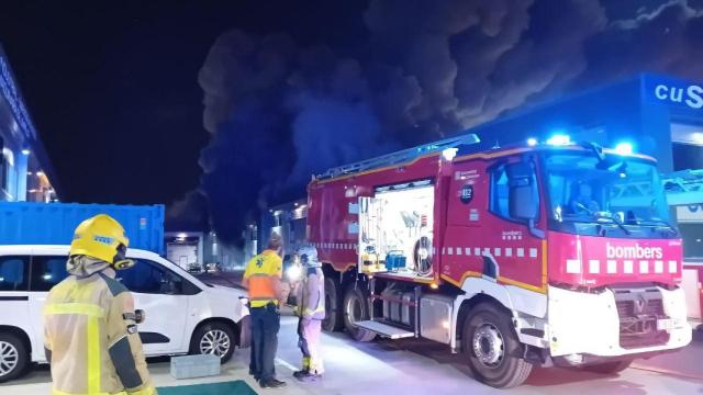 Bomberos trabajan en el incendio en una nave industrial en Vilanova i la Geltrú (Barcelona)