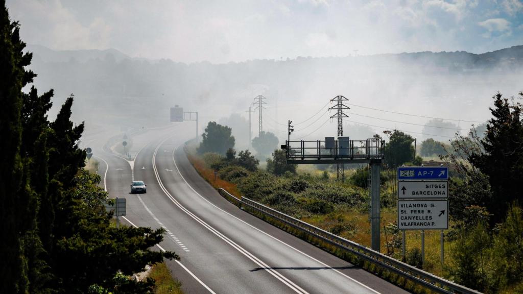 La nube tóxica provocada por el incendio, a 10 de mayo de 2025, en Vilanova i la Geltrú, Barcelona