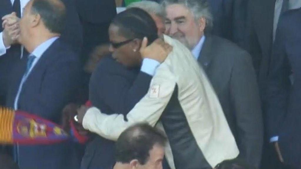 Joan Laporta y Travis Scott se funden en un abrazo