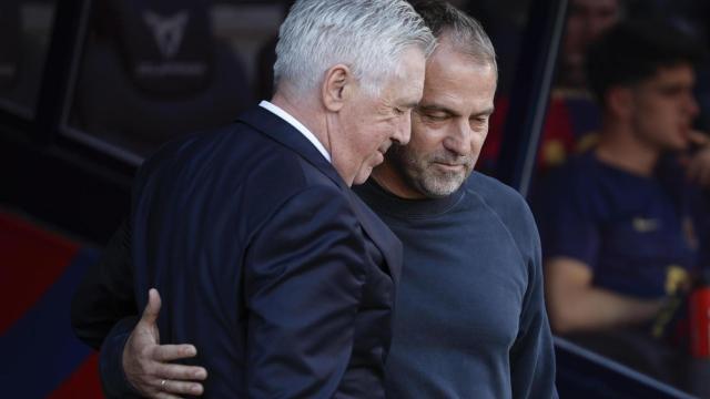 Hansi Flick saluda a Ancelotti