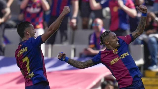 Ferran Torres y Raphinha celebran un gol en el Barça-Real Madrid