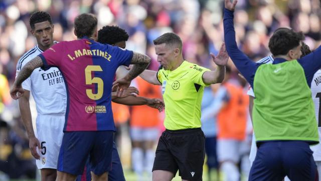 Los jugadores del Barça protestan contra una decisión del árbitro Alejandro Hernández Hernández en el Barça-Real Madrid