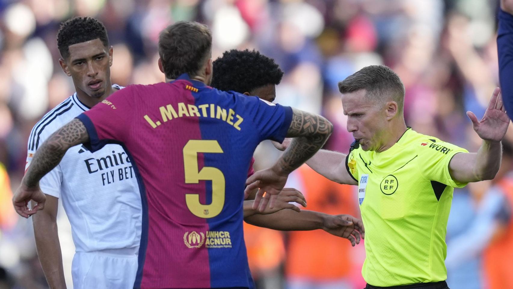 Los jugadores del Barça protestan contra una decisión del árbitro Alejandro Hernández Hernández en el Barça-Real Madrid