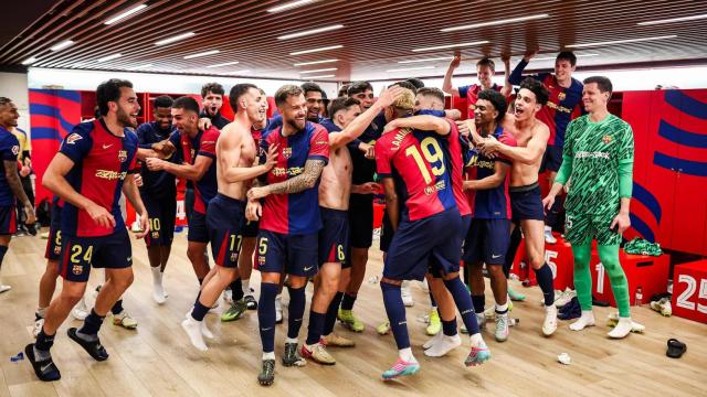 El Barça celebra en el vestuario la victoria frente al Real Madrid en Montjuïc