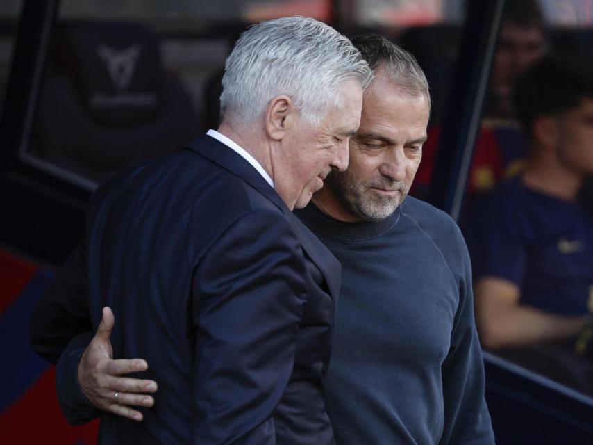 Hansi Flick saluda a Ancelotti