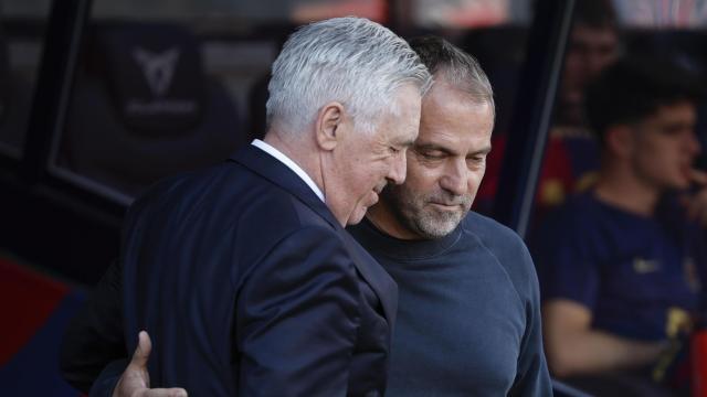 Hansi Flick saluda a Ancelotti