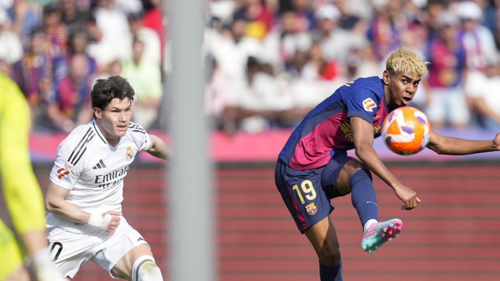 Lamine Yamal marca su gol con rosca en el clásico de Liga Barça-Real Madrid